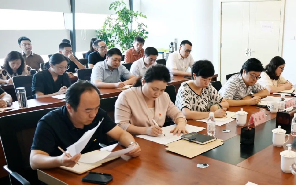 青岛演艺集团举行党委理论学习中心组集中学习交流（扩大）会