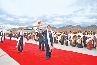 【人民日报】率中央代表团出席西藏自治区成立60周年庆?；疃? 习近平抵达拉萨  王沪宁蔡奇同机抵达