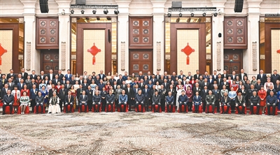 【人民日报】习近平接见新疆各族各界代表  王沪宁蔡奇参加接见