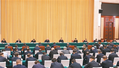 【人民日报】习近平在听取新疆维吾尔自治区党委和政府工作汇报时强调  完整准确全面贯彻新时代党的治疆方略 努力建设团结和谐、繁荣富裕、文明进步、安居乐业、生态良好的社会主义现代化新疆